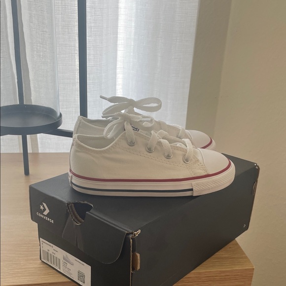 Converse White and Red Sneakers Classic Canvas Design - Picture 1 of 4